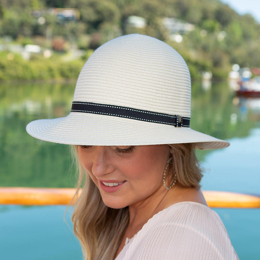 EVOKE ASHBY CAPELINE HAT IVORY